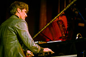 Joo_Kraus_meets_Malia_2016-04-22_006.jpg : Joo Kraus meets Malia, Konzert am 22.04.2016 im Café Hahn, Bild 6/30