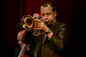 Joo_Kraus_meets_Malia_2016-04-22_016.jpg : Joo Kraus meets Malia, Konzert am 22.04.2016 im Café Hahn, Bild 16/30