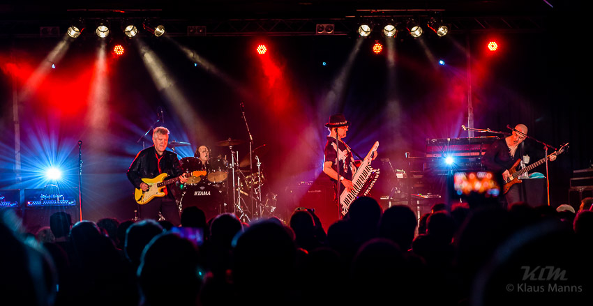 Manfred_Manns_Earth_Band_-_2015-12-11_001.jpg : Manfred Mann's Earth Band, Hunsrückhalle Simmern, 11.12.2015, Bild 1/60