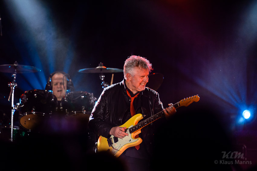 Manfred_Manns_Earth_Band_-_2015-12-11_019.jpg : Manfred Mann's Earth Band, Hunsrückhalle Simmern, 11.12.2015, Bild 19/60