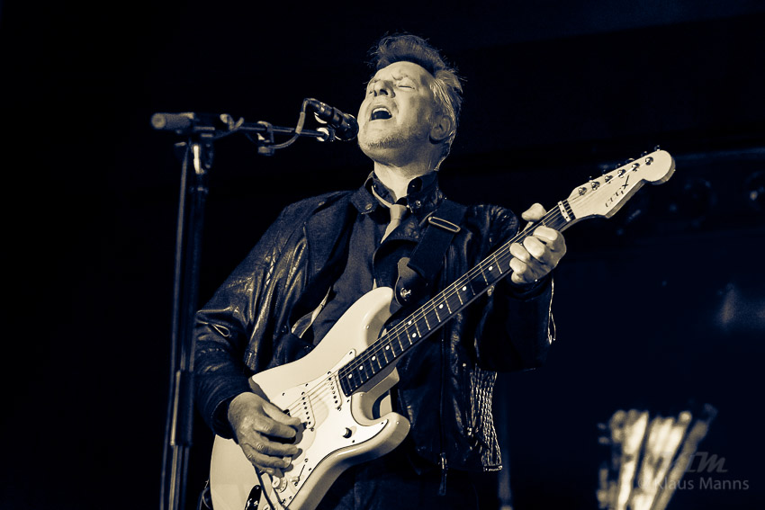 Manfred_Manns_Earth_Band_-_2015-12-11_037.jpg : Manfred Mann's Earth Band, Hunsrückhalle Simmern, 11.12.2015, Bild 37/60