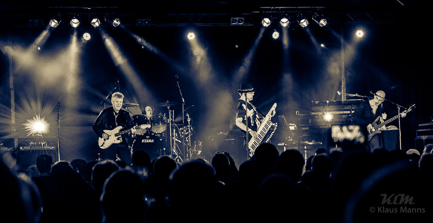 Manfred_Manns_Earth_Band_-_2015-12-11_044.jpg : Manfred Mann's Earth Band, Hunsrückhalle Simmern, 11.12.2015, Bild 44/60