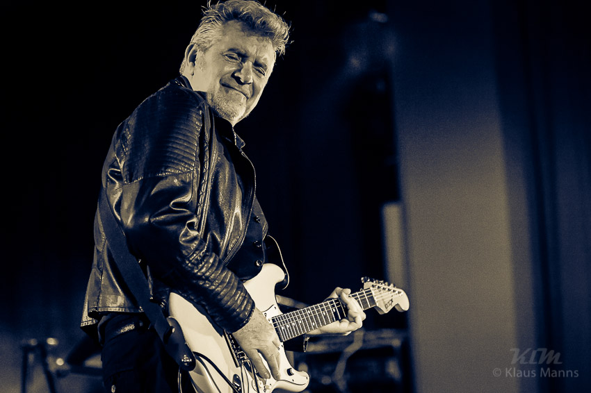 Manfred_Manns_Earth_Band_-_2015-12-11_046.jpg : Manfred Mann's Earth Band, Hunsrückhalle Simmern, 11.12.2015, Bild 46/60