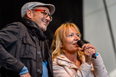 Refugee_Aid_2015-09-27_002.jpg : Gudrun Wolf und Stephan Maria Gl&ouml;ckner beim REFUGEE AID Benefiz-Festival am 27.09.2015 auf Festung-Ehrenbreitstein, Bild 2/7