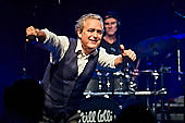 Still_Collins_Sydney_Youngblood_2019-11-23_005.jpg : Still Collins Jahresabschlusskonzert 2019 mit Sydney Youngblood und Bläser-Besetzung am 23.11.2019 in der Stadthalle Troisdorf., Bild 4/64
