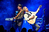 Still_Collins_Sydney_Youngblood_2019-11-23_009.jpg : Still Collins Jahresabschlusskonzert 2019 mit Sydney Youngblood und Bläser-Besetzung am 23.11.2019 in der Stadthalle Troisdorf., Bild 8/64