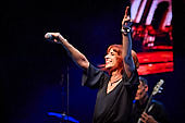 Still_Collins_Sydney_Youngblood_2019-11-23_010.jpg : Still Collins Jahresabschlusskonzert 2019 mit Sydney Youngblood und Bläser-Besetzung am 23.11.2019 in der Stadthalle Troisdorf., Bild 9/64