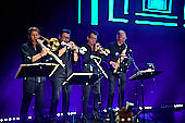 Still_Collins_Sydney_Youngblood_2019-11-23_012.jpg : Still Collins Jahresabschlusskonzert 2019 mit Sydney Youngblood und Bläser-Besetzung am 23.11.2019 in der Stadthalle Troisdorf., Bild 11/64