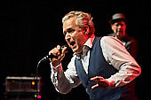 Still_Collins_Sydney_Youngblood_2019-11-23_013.jpg : Still Collins Jahresabschlusskonzert 2019 mit Sydney Youngblood und Bläser-Besetzung am 23.11.2019 in der Stadthalle Troisdorf., Bild 12/64