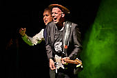 Still_Collins_Sydney_Youngblood_2019-11-23_018.jpg : Still Collins Jahresabschlusskonzert 2019 mit Sydney Youngblood und Bläser-Besetzung am 23.11.2019 in der Stadthalle Troisdorf., Bild 17/64