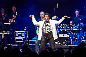Still_Collins_Sydney_Youngblood_2019-11-23_023.jpg : Still Collins Jahresabschlusskonzert 2019 mit Sydney Youngblood und Bläser-Besetzung am 23.11.2019 in der Stadthalle Troisdorf., Bild 21/64