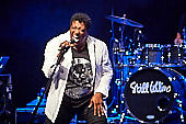 Still_Collins_Sydney_Youngblood_2019-11-23_024.jpg : Still Collins Jahresabschlusskonzert 2019 mit Sydney Youngblood und Bläser-Besetzung am 23.11.2019 in der Stadthalle Troisdorf., Bild 22/64