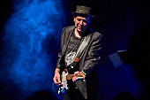 Still_Collins_Sydney_Youngblood_2019-11-23_025.jpg : Still Collins Jahresabschlusskonzert 2019 mit Sydney Youngblood und Bläser-Besetzung am 23.11.2019 in der Stadthalle Troisdorf., Bild 23/64