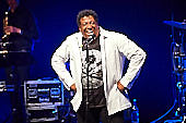 Still_Collins_Sydney_Youngblood_2019-11-23_027.jpg : Still Collins Jahresabschlusskonzert 2019 mit Sydney Youngblood und Bläser-Besetzung am 23.11.2019 in der Stadthalle Troisdorf., Bild 25/64