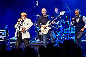 Still_Collins_Sydney_Youngblood_2019-11-23_030.jpg : Still Collins Jahresabschlusskonzert 2019 mit Sydney Youngblood und Bläser-Besetzung am 23.11.2019 in der Stadthalle Troisdorf., Bild 28/64