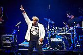 Still_Collins_Sydney_Youngblood_2019-11-23_034.jpg : Still Collins Jahresabschlusskonzert 2019 mit Sydney Youngblood und Bläser-Besetzung am 23.11.2019 in der Stadthalle Troisdorf., Bild 32/64