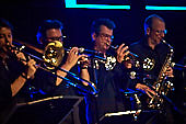 Still_Collins_Sydney_Youngblood_2019-11-23_035.jpg : Still Collins Jahresabschlusskonzert 2019 mit Sydney Youngblood und Bläser-Besetzung am 23.11.2019 in der Stadthalle Troisdorf., Bild 33/64
