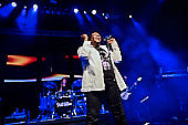 Still_Collins_Sydney_Youngblood_2019-11-23_036.jpg : Still Collins Jahresabschlusskonzert 2019 mit Sydney Youngblood und Bläser-Besetzung am 23.11.2019 in der Stadthalle Troisdorf., Bild 34/64