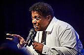 Still_Collins_Sydney_Youngblood_2019-11-23_037.jpg : Still Collins Jahresabschlusskonzert 2019 mit Sydney Youngblood und Bläser-Besetzung am 23.11.2019 in der Stadthalle Troisdorf., Bild 35/64