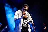 Still_Collins_Sydney_Youngblood_2019-11-23_039.jpg : Still Collins Jahresabschlusskonzert 2019 mit Sydney Youngblood und Bläser-Besetzung am 23.11.2019 in der Stadthalle Troisdorf., Bild 37/64