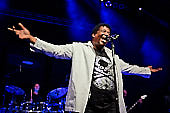 Still_Collins_Sydney_Youngblood_2019-11-23_041.jpg : Still Collins Jahresabschlusskonzert 2019 mit Sydney Youngblood und Bläser-Besetzung am 23.11.2019 in der Stadthalle Troisdorf., Bild 39/64