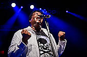 Still_Collins_Sydney_Youngblood_2019-11-23_043.jpg : Still Collins Jahresabschlusskonzert 2019 mit Sydney Youngblood und Bläser-Besetzung am 23.11.2019 in der Stadthalle Troisdorf., Bild 41/64