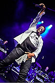 Still_Collins_Sydney_Youngblood_2019-11-23_045.jpg : Still Collins Jahresabschlusskonzert 2019 mit Sydney Youngblood und Bläser-Besetzung am 23.11.2019 in der Stadthalle Troisdorf., Bild 43/64