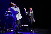 Still_Collins_Sydney_Youngblood_2019-11-23_046.jpg : Still Collins Jahresabschlusskonzert 2019 mit Sydney Youngblood und Bläser-Besetzung am 23.11.2019 in der Stadthalle Troisdorf., Bild 44/64