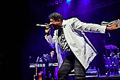Still_Collins_Sydney_Youngblood_2019-11-23_048.jpg : Still Collins Jahresabschlusskonzert 2019 mit Sydney Youngblood und Bläser-Besetzung am 23.11.2019 in der Stadthalle Troisdorf., Bild 46/64