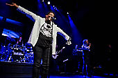 Still_Collins_Sydney_Youngblood_2019-11-23_049.jpg : Still Collins Jahresabschlusskonzert 2019 mit Sydney Youngblood und Bläser-Besetzung am 23.11.2019 in der Stadthalle Troisdorf., Bild 47/64