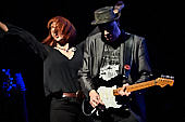 Still_Collins_Sydney_Youngblood_2019-11-23_056.jpg : Still Collins Jahresabschlusskonzert 2019 mit Sydney Youngblood und Bläser-Besetzung am 23.11.2019 in der Stadthalle Troisdorf., Bild 54/64