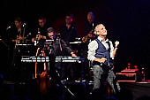 Still_Collins_Sydney_Youngblood_2019-11-23_060.jpg : Still Collins Jahresabschlusskonzert 2019 mit Sydney Youngblood und Bläser-Besetzung am 23.11.2019 in der Stadthalle Troisdorf., Bild 58/64