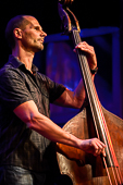 Stingchronicity_2014-11-14_017.jpg : Stingchronicity, Konzert im Café Hahn, 14.11.2014, Bild 17/30