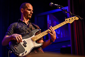 Stingchronicity_2014-11-14_019.jpg : Stingchronicity, Konzert im Café Hahn, 14.11.2014, Bild 19/30