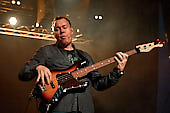 dIRE-sTRATS_2021-08-26_007_Foto-Klaus-Manns.jpg : dIRE sTRATS a tribute to Dire Straits in neuer Besetzung, Koblenz am 26.08.2021, Bild 7/43