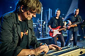 dIRE-sTRATS_2021-08-26_009_Foto-Klaus-Manns.jpg : dIRE sTRATS a tribute to Dire Straits in neuer Besetzung, Koblenz am 26.08.2021, Bild 9/43