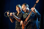 dIRE-sTRATS_2021-08-26_011_Foto-Klaus-Manns.jpg : dIRE sTRATS a tribute to Dire Straits in neuer Besetzung, Koblenz am 26.08.2021, Bild 11/43