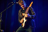 dIRE-sTRATS_2021-08-26_012_Foto-Klaus-Manns.jpg : dIRE sTRATS a tribute to Dire Straits in neuer Besetzung, Koblenz am 26.08.2021, Bild 12/43
