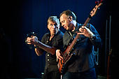 dIRE-sTRATS_2021-08-26_013_Foto-Klaus-Manns.jpg : dIRE sTRATS a tribute to Dire Straits in neuer Besetzung, Koblenz am 26.08.2021, Bild 13/43