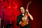 dIRE-sTRATS_2021-08-26_014_Foto-Klaus-Manns.jpg : dIRE sTRATS a tribute to Dire Straits in neuer Besetzung, Koblenz am 26.08.2021, Bild 14/43