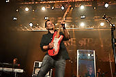 dIRE-sTRATS_2021-08-26_018_Foto-Klaus-Manns.jpg : dIRE sTRATS a tribute to Dire Straits in neuer Besetzung, Koblenz am 26.08.2021, Bild 18/43
