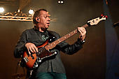 dIRE-sTRATS_2021-08-26_023_Foto-Klaus-Manns.jpg : dIRE sTRATS a tribute to Dire Straits in neuer Besetzung, Koblenz am 26.08.2021, Bild 23/43
