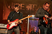 dIRE-sTRATS_2021-08-26_028_Foto-Klaus-Manns.jpg : dIRE sTRATS a tribute to Dire Straits in neuer Besetzung, Koblenz am 26.08.2021, Bild 28/43