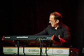 dIRE-sTRATS_2021-08-26_030_Foto-Klaus-Manns.jpg : dIRE sTRATS a tribute to Dire Straits in neuer Besetzung, Koblenz am 26.08.2021, Bild 30/43