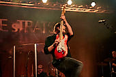 dIRE-sTRATS_2021-08-26_033_Foto-Klaus-Manns.jpg : dIRE sTRATS a tribute to Dire Straits in neuer Besetzung, Koblenz am 26.08.2021, Bild 33/43