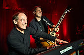 dIRE-sTRATS_2021-08-26_037_Foto-Klaus-Manns.jpg : dIRE sTRATS a tribute to Dire Straits in neuer Besetzung, Koblenz am 26.08.2021, Bild 37/43