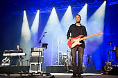 dIRE-sTRATS_2021-08-26_041_Foto-Klaus-Manns.jpg : dIRE sTRATS a tribute to Dire Straits in neuer Besetzung, Koblenz am 26.08.2021, Bild 41/43